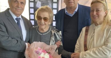 “Më lumturuat, më keni dhënë gjithçka të mirë” – Tinka Kurti, 94 vjeç shfaqet në Kalanë e Prezës mes miqve të vet