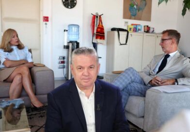 “Tregon shalët te perëndimorët”, Murrizi shpërthen ndaj kryetares së KLP-së: Nuk ka minimumin e etikës! Murrizi