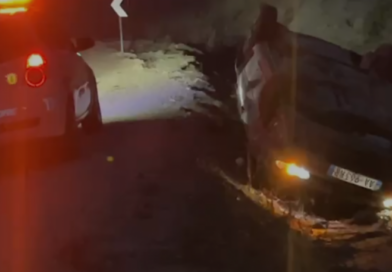 Aksident pranë Shkallës së Tujanit, makina përfundon në kanal, një person i plagosur Tujanit