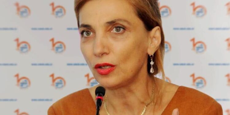 “Po patën mund ta therim; kur mbaron spektakli?!” Mimoza Ahmeti thyen rrjetin në natën e parë të “Ferma VIP”, shkrimtarja ia fut gjumit në mes të emisionit