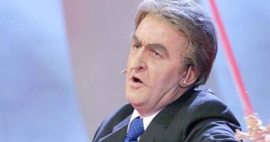 “Fatos Nano donte të tallesha me Berishën në Vlorë, po kisha frikë se merrja plumbin ballit” – Rrëfimi i Agron Llakajt: Desh më arrestuan pse e imitova “Fatos Nano donte të tallesha me Berishën në Vlorë, po kisha frikë se merrja plumbin ballit” – Rrëfimi i Agron Llakajt: Desh më arrestuan pse e imitova
