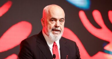 “Shqipëria nuk tërhiqet nga investimet”/ Rama për Bloomberg: Duhet bërë dallimi midis protestave të vërteta dhe teatrit politik