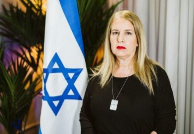 Pas heqjes se flamurit nga protestuesit, ambasadorja e Izraelit shpërthen pas incidentit në protestën e Tiranës