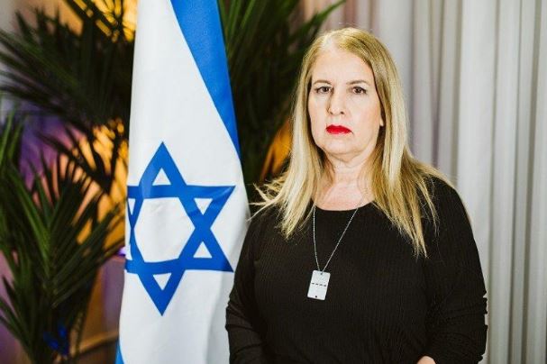 Pas heqjes se flamurit nga protestuesit, ambasadorja e Izraelit shpërthen pas incidentit në protestën e Tiranës