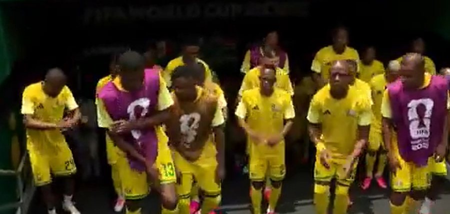 VIDEO/ Afrika e Jugut “zbavitet” para sfidës me Meksikën, lojtarët “shpikin” metodën epike për të zbarkuar në fushë