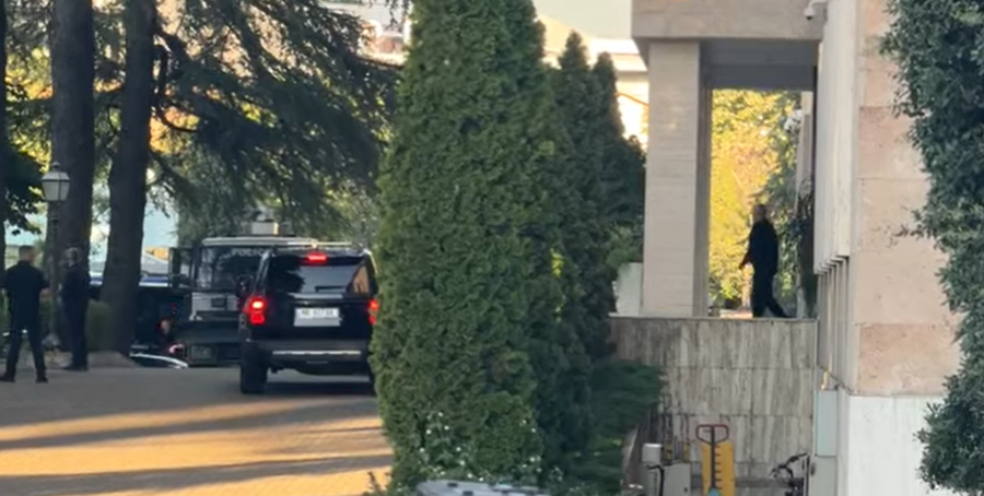 Pak minuta para nisjes së protestë, Rama largohet me nxitim nga Kryeministria! (Video) Pak minuta para nisjes së protestë, Rama largohet me nxitim nga Kryeministria! (Video)