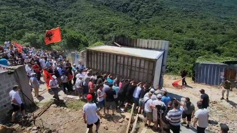 Protestuesit shkatërruan portën dhe rrethimin, reagon kompania që ka blerë tokën nga shteti