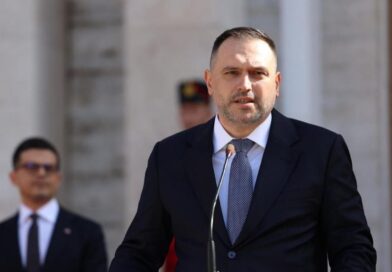 Ministri i Mbrojtjes me 7 paga shteti/ Nufi bën miliona nga bordet, 30 mijë euro vetëm nga “Durrës Marina” dhe “Kayo”
