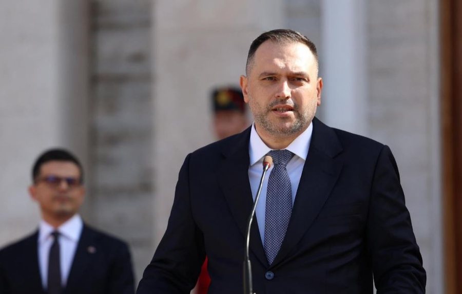 Ministri i Mbrojtjes me 7 paga shteti/ Nufi bën miliona nga bordet, 30 mijë euro vetëm nga “Durrës Marina” dhe “Kayo”
