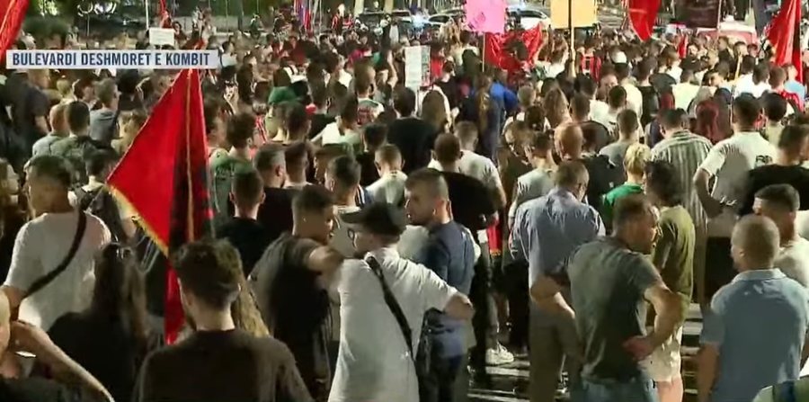 Mbyllet marshimi, qytetarët stacinohen para Kryeministrisë