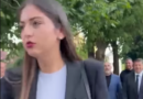 “Jam gati për një gjë, por s’ia them dot këtij çunit” – Përgjigjia e deputetes Sara Mila për protestuesin “ndez” rrjetin (Video)