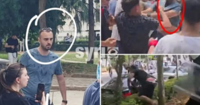 EMRI/ Shefi i krimeve të komisariatit numër 1 qëlloi me grushte protestuesin e mitur (Video)