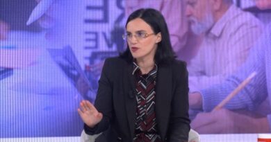 Grabiti 5 mijë euro në ditën e parë të punës,“tmerri” i bizneseve të Tiranës, “ekspertja e punësimit” Kumrie Zika lirohet pas tre ditësh (DETAJE të reja) Kumrie Zika