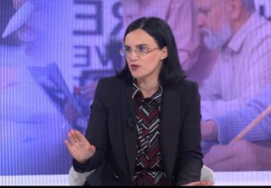 Grabiti 5 mijë euro në ditën e parë të punës,“tmerri” i bizneseve të Tiranës, “ekspertja e punësimit” Kumrie Zika lirohet pas tre ditësh (DETAJE të reja) Kumrie Zika