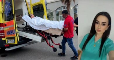 Përmbysja e autobusit të linjës Berat-Tiranë, nënë e bijë dërgohen në Greqi për t’u trajtuar Përmbysja e autobusit të linjës Berat-Tiranë, nënë e bijë dërgohen në Greqi për t’u trajtuar