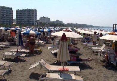 “Me shezlongët e vjedhur në Itali, bëhet turizëm në Shqipëri”! Biznesmenët e vendit fqinj apelojnë edhe ndaj kryeministrit Rama Itali