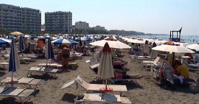 “Me shezlongët e vjedhur në Itali, bëhet turizëm në Shqipëri”! Biznesmenët e vendit fqinj apelojnë edhe ndaj kryeministrit Rama Itali