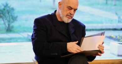 Protestat shkundin qeverinë/ Rama hedh miliarda për të ulur zemërimin qytetar: Bonuse, rritje pensionesh dhe rrogash