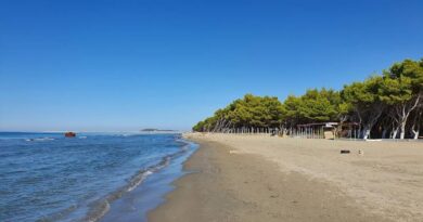 Ndodh në Plazhin e Vjetër të Vlorës! 19-vjeçari pëson arrest kardiak në det, bluzat e bardha e rikthejnë në jetë Ndodh në Plazhin e Vjetër të Vlorës! 19-vjeçari pëson arrest kardiak në det, bluzat e bardha e rikthejnë në jetë