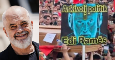 Arkivoli simbolik në protestë, reagon Rama: Hienat e politikës ju rrëmbyen Arkivoli simbolik në protestë, reagon Rama: Hienat e politikës ju rrëmbyen