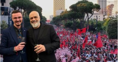 Këshilltari i PS habit me deklaratën për protestuesit: Nuk u del rroga pasi e keqmenaxhojnë, nuk është faji ynë PS