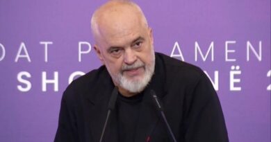 Rama ‘shpërlan’ zyrtarët e administratës: Kanë fytyrën të parkuar në vend të prapanicës, u kërkojnë para qytetarëve Rama