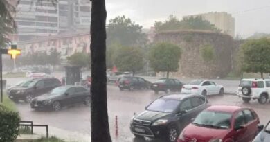 Moti i keq përfshin Elbasanin, breshër dhe erë e fortë në disa zona breshër