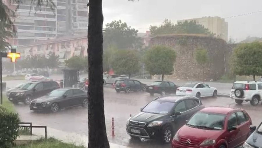Moti i keq përfshin Elbasanin, breshër dhe erë e fortë në disa zona breshër