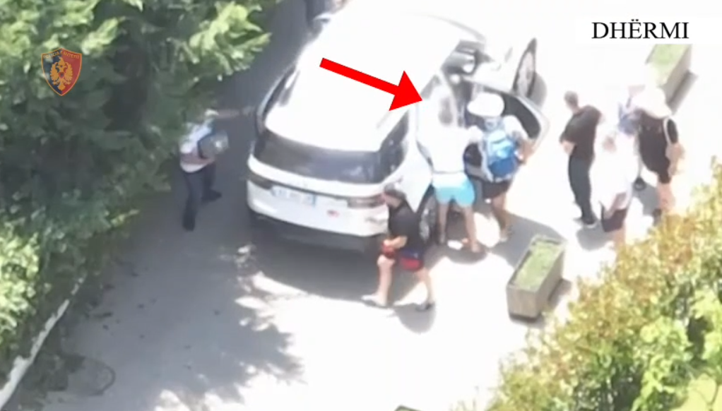 Momentet kur policët me rroba plazhi arrestojnë në Dhërmi Granit Pepnikën e call center-ave (Video)